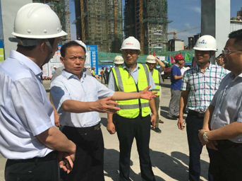 鳳臺(tái)縣委縣政府來(lái)到天下明珠項(xiàng)目開(kāi)展“夏季送清涼”慰問(wèn)活動(dòng)