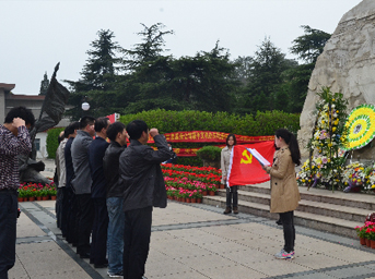 公司黨支部開展“緬懷革命先烈，繼承優(yōu)良傳統(tǒng)”清明節(jié)祭掃活動